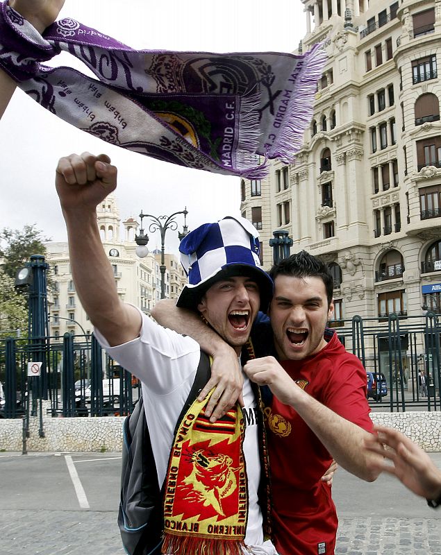 Aficionados del FC Barcelona y del Real Madrid a su llegada a la estación Norte de Valencia