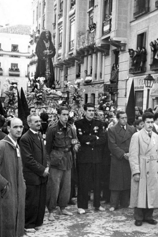 Paso del Cristo de Medinaceli en procesión (1940- 1957) Archicofradía Primaria de la Real e Ilustre Esclavitud de Nuestro Padre Jesús Nazareno de Medinaceli