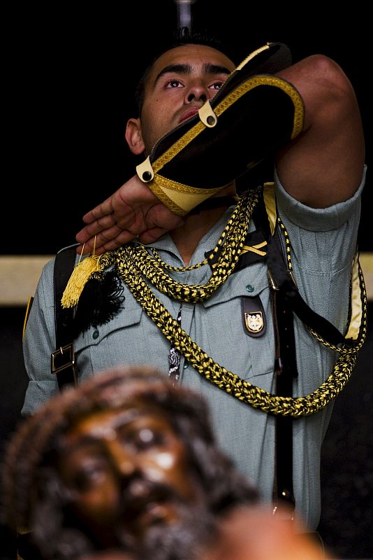 Caballeros legionarios participan en la guardia de honor al Santísimo Cristo de la Buena Muerte de Málaga, protector de la Legión, y que saldrá el Jueves Santo en procesión