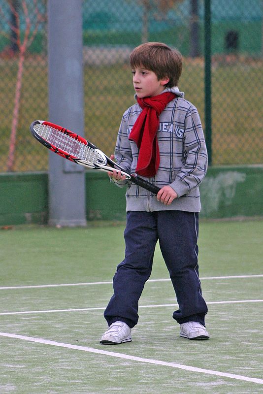 Este soy yo jugando un partido de campeonato de tenis.