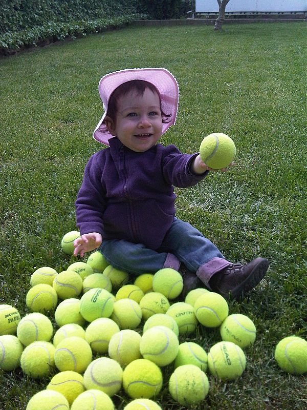 Foto de mi hija de 1 año de edad, ¡le encanta el tenis!