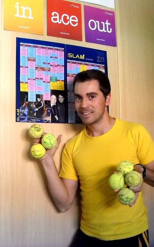 En mi habitación con mi colección de bolas firmadas por Conchita, Arantxa y otros tenistas de La Armada y extranjeros.
