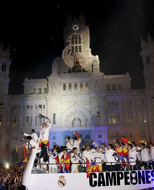 Los jugadores del Real Madrid han llegado a Cibeles tras más de cuatro horas de viaje desde Valencia.