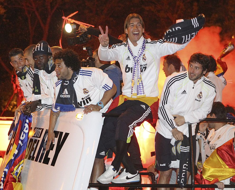 Los jugadores han celebrado la victoria junto a los aficionados.