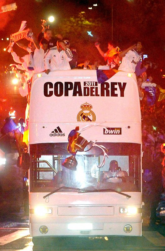 Momento en que la copa que acredita al Real Madrid como campeones de la Copa del Rey.