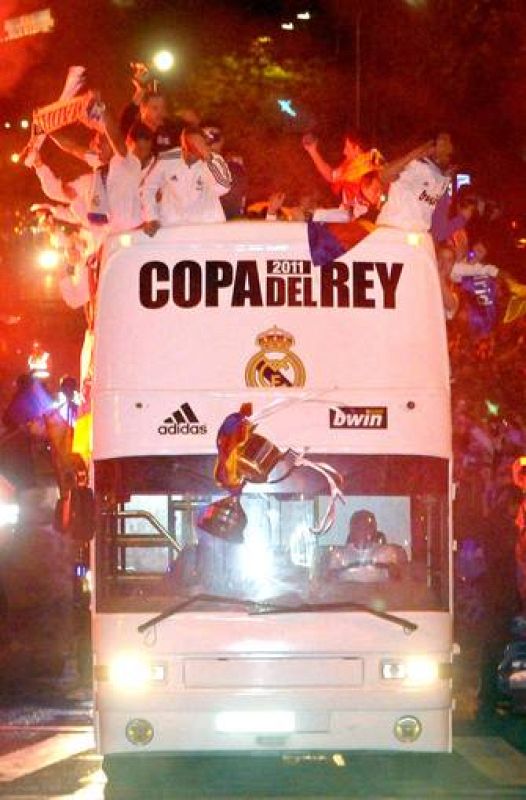 Momento en que la copa que acredita al Real Madrid como campeones de la Copa del Rey.