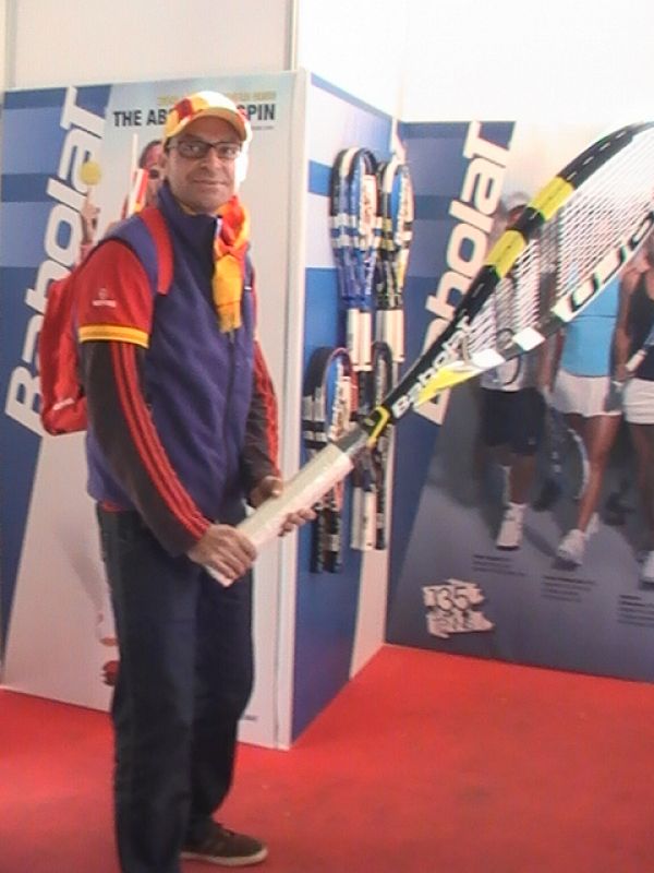 A más de uno nos haría falta esta raqueta para poder ganar algún partido...