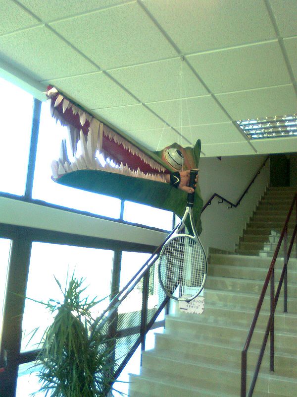 Monstruos del tenis... un terodáctilo agrede a un tenista llevándose consigo su antebrazo y la raqueta.