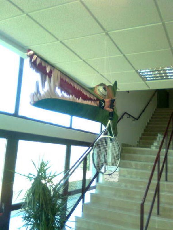 Monstruos del tenis... un terodáctilo agrede a un tenista llevándose consigo su antebrazo y la raqueta. 