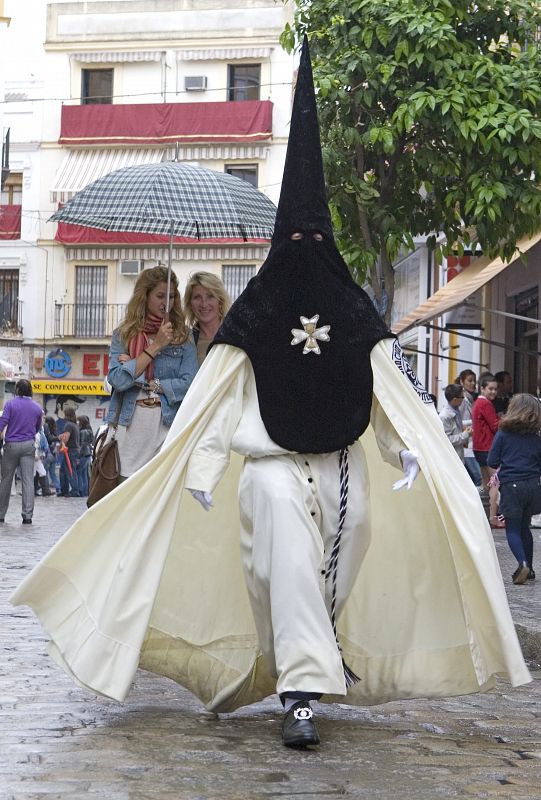 LA LLUVIA IMPIDE LA SALIDA DE LAS PROCESIONES EN SEVILLA