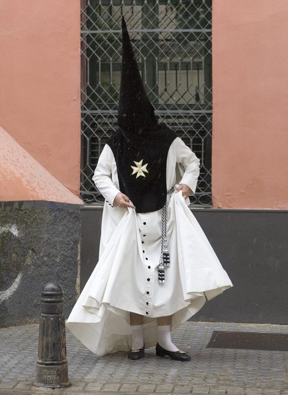 LA LLUVIA IMPIDE LA SALIDA DE LAS PROCESIONES EN SEVILLA