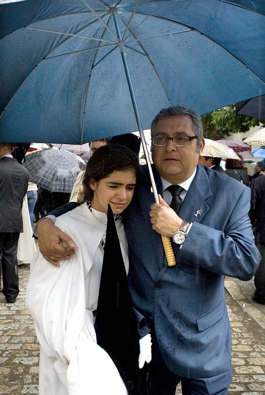 LA LLUVIA IMPIDE LA SALIDA DE LAS PROCESIONES EN SEVILLA