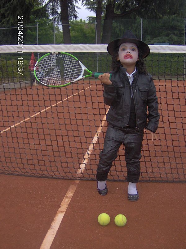 Un saludo a todos los amantes del tenis. Me llamo Liv, tengo 3 años y ya le paso pelotas a mi papá. ¡Que tiemble Nadal!