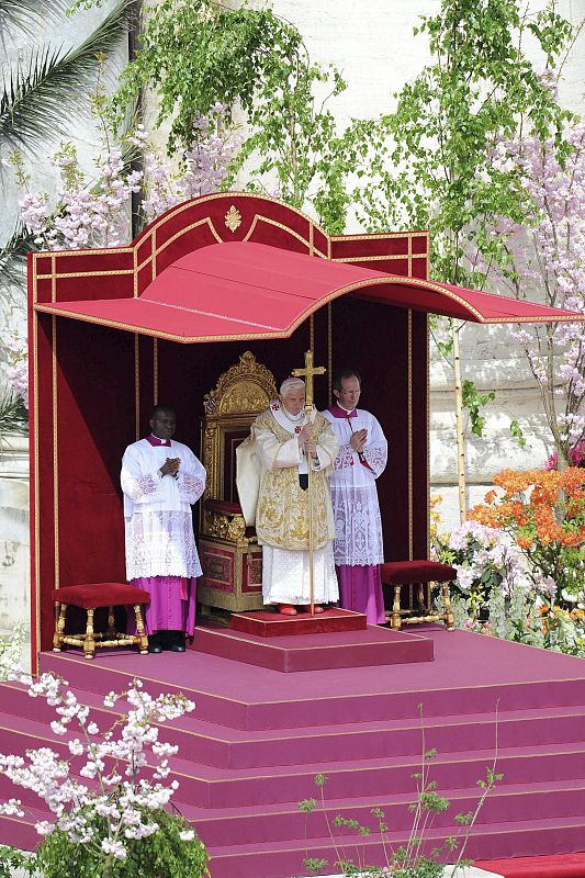 BENEDICTO XVI OFICIA LA MISA DE RESURRECCIÓN ANTE UNAS CIEN MIL PERSONAS