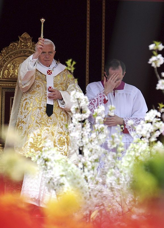 BENEDICTO XVI OFICIA LA MISA DE RESURRECCIÓN ANTE UNAS CIEN MIL PERSONAS