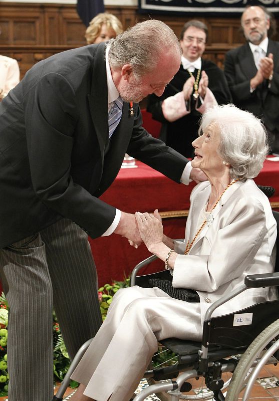 LA NOVELISTA ANA MARÍA MATUTE RECIBE EL PREMIO CERVANTES DE MANOS DEL REY