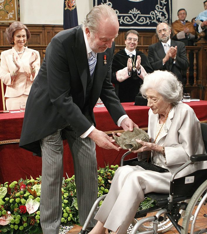 LA NOVELISTA ANA MARÍA MATUTE RECIBE EL PREMIO CERVANTES DE MANOS DEL REY