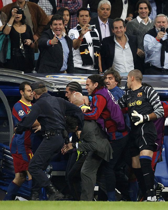 Tangana en el descanso y Pinto expulsado