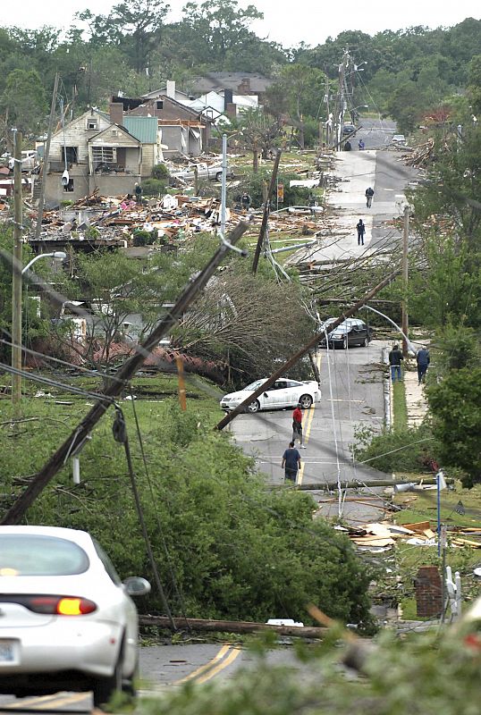 Vecinos de Pratt City, en Alabama (EEUU), inician las tareas de limpieza