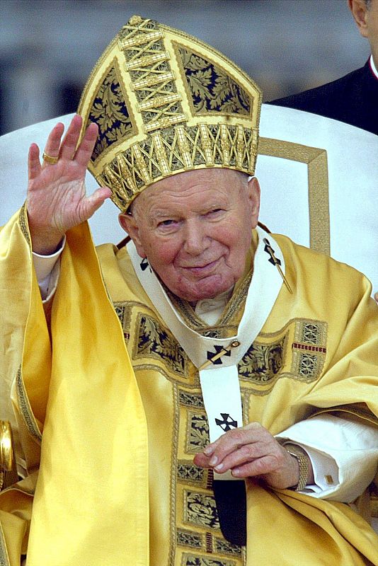 Juan Pablo II saluda a la gente congregada en la plaza de San Pedro el día de Navidad de 2002