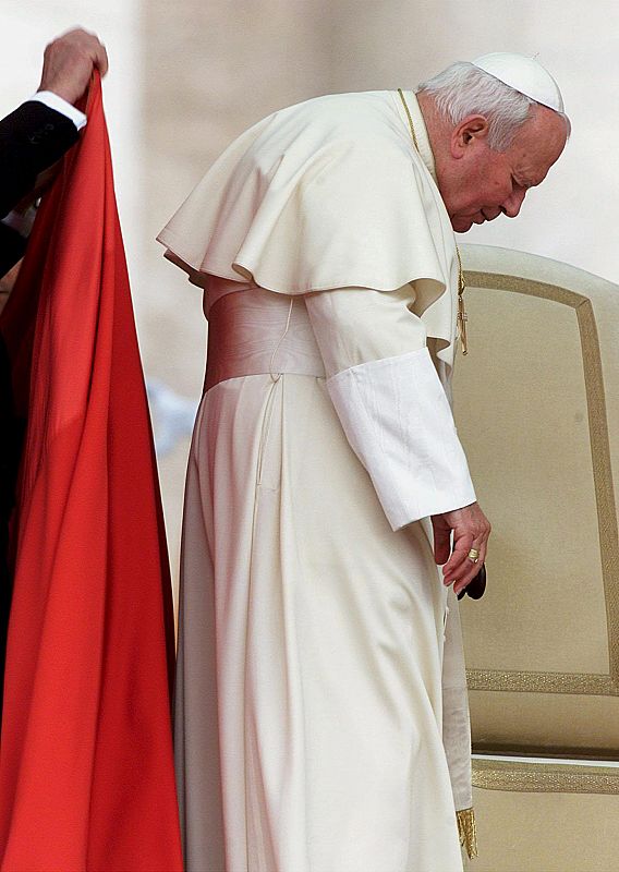 La salud del papa Juan Pablo II se iba debilitando con el paso de los años. Esta fotografía fue tomada el 13 de diciembre de 2000, durante la audiencia semanal en la plaza de San Pedro del Vaticano.