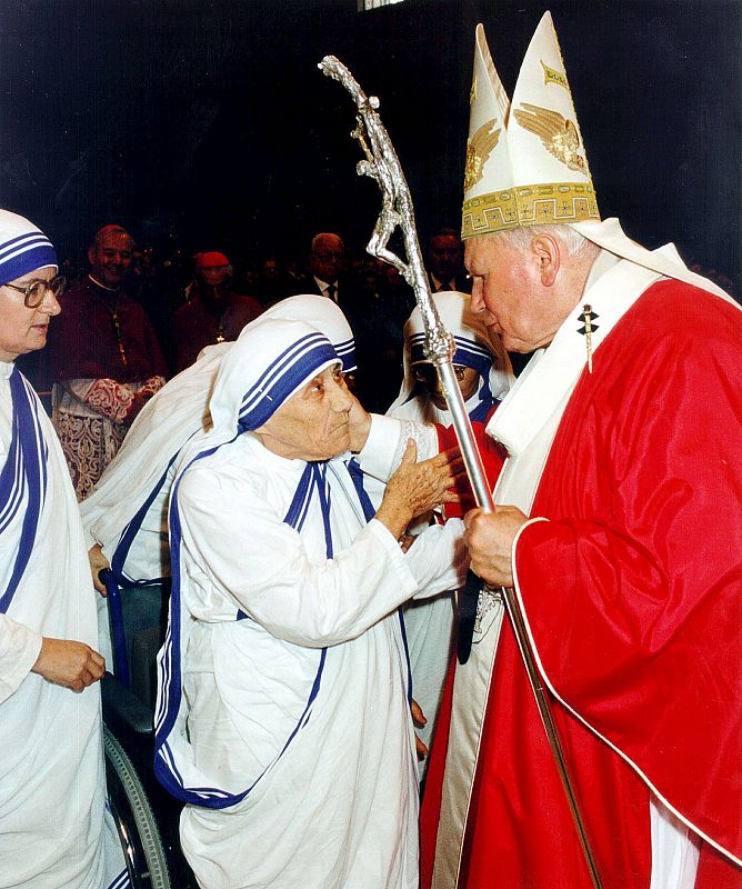 Juan Pablo II y la Madre Teresa de Calcuta en un encuentro el 27 de junio de 1997, poco antes de la muerte de la religiosa. Fueron las dos figuras más populares de la Iglesia Católica de finales del S. XX. El papa la beatificó en el año 2003.