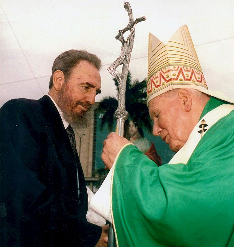 El 25 de enero de 1998, Juan Pablo II se encontró con Fidel Castro durante una misa celebrada en la Plaza de la Revolución de La Habana (Cuba)