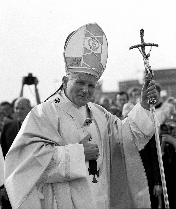 En junio de 1979, el papa Juan Pablo II visitó el monumento al soldado desconocido, en Varsovia (Polonia)