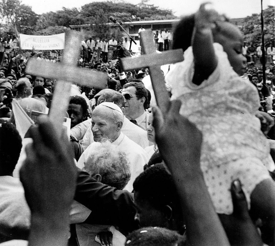 Desde muy pronto comenzó con sus viajes. El 5 de mayo de 1980 el papa Juan Pablo II estaba en Brazzaville (Congo)