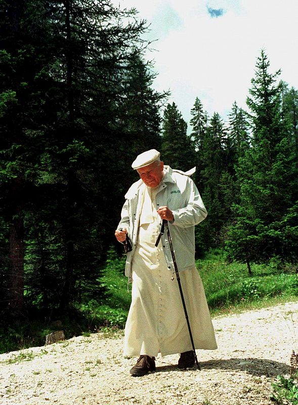 Juan Pablo II, durante una excursión por las montañas en la localidad alpina italiana de Lorenzago Di Cadore el 15 de julio de 1998