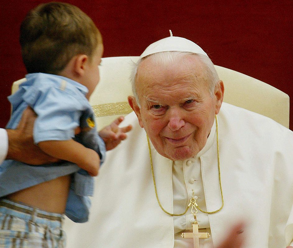Juan Pablo II siempre manifestó su afecto por los niños. Esta fotografía fue tomada el 7 de septiembre de 2003 en su residencia de verano en Castel Gandolfo (Italia)