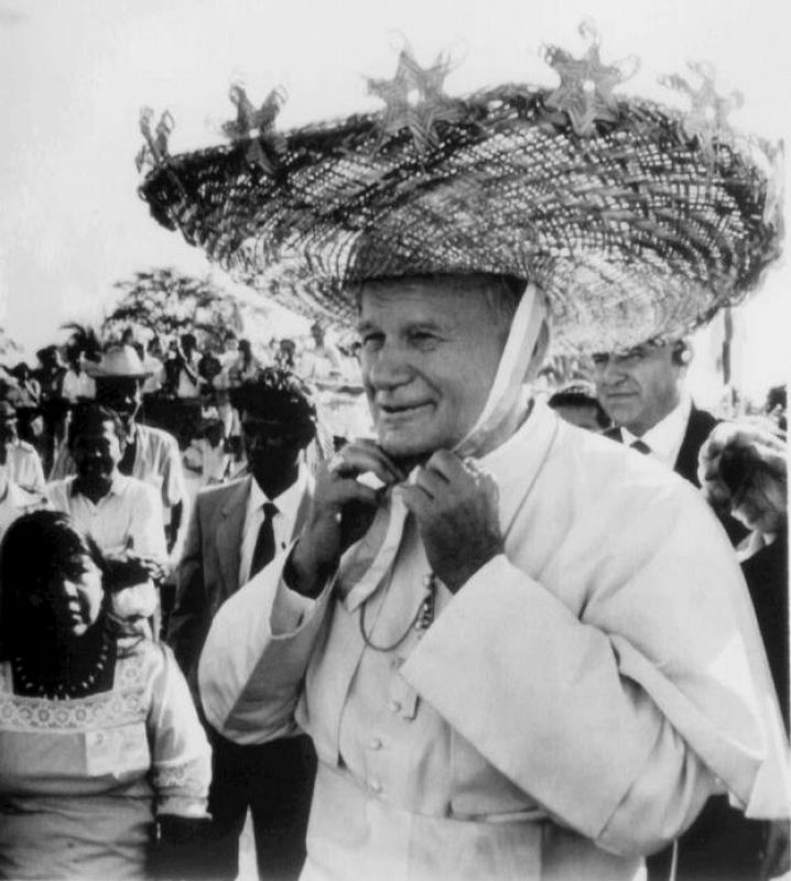 El 'papa viajero', con un sombrero de artesanía local durante su visita a Colombia en julio de 1986