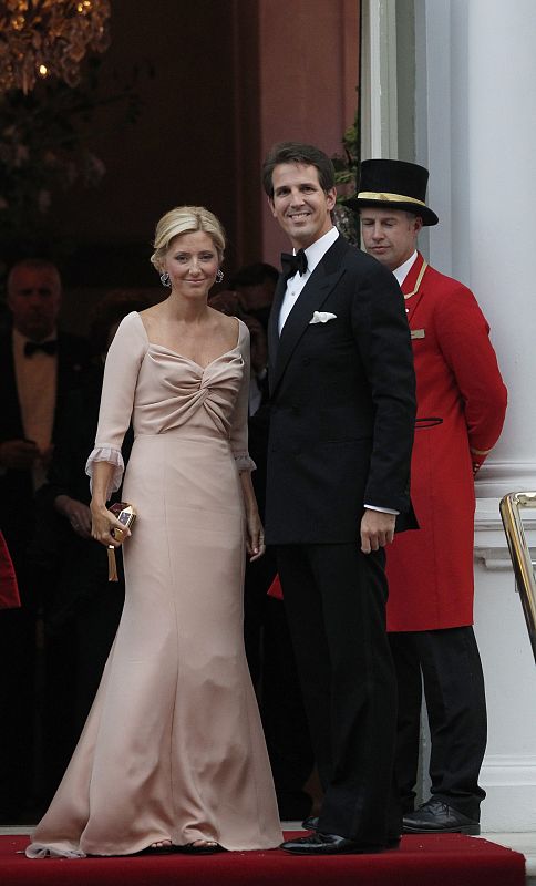 El príncipe de Grecia, Pavlos ,y su mujer, Marie-Chantal Miller, vestidos de gala para la cena