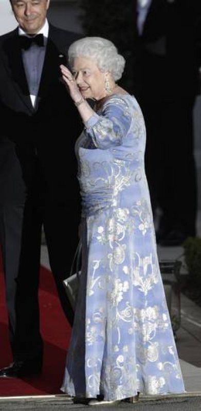 La reina Isabel II, organizadora de la cena, llega al hotel