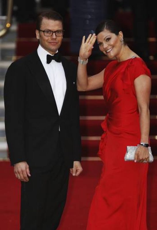 La princesa Victoria de Suecia y su marido, el duque de Vastergotland, llegan a la cena real