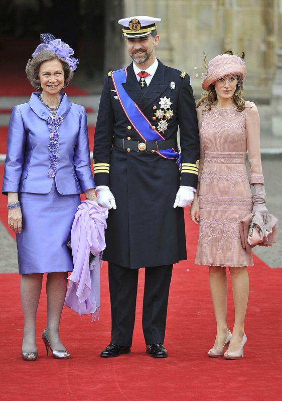 La reina Sofía y los príncipes de Asturias, a su llegada a la abadía de Westminster.