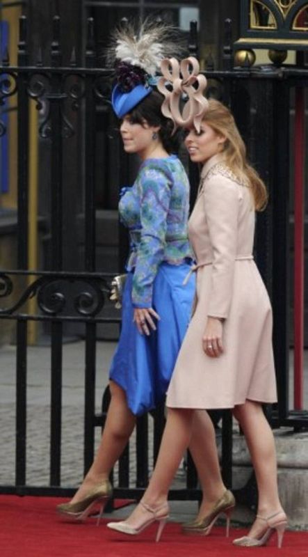 Las princesas Beatriz y Eugenia, quienes han lucido algunos de los diseños más comentados