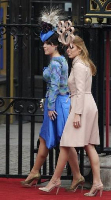 Las princesas Beatriz y Eugenia, quienes han lucido algunos de los diseños más comentados