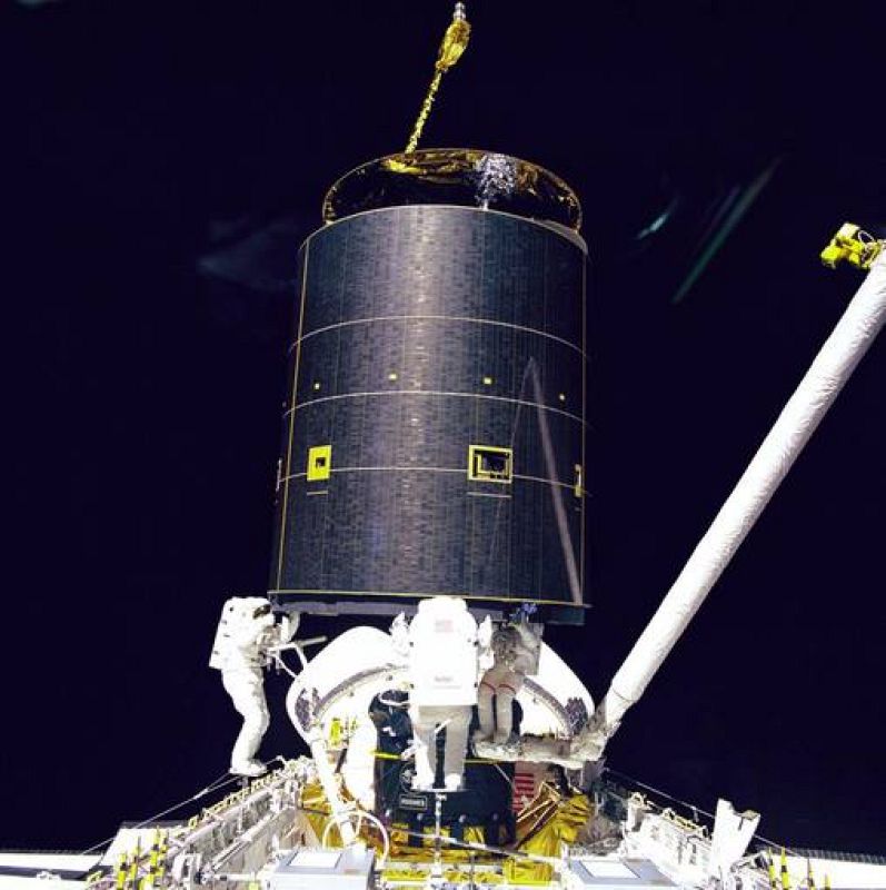 13 de mayo de 1992: captura a 3 manos del Interlsat IV para su reparación durante la primera misión del Endeavour