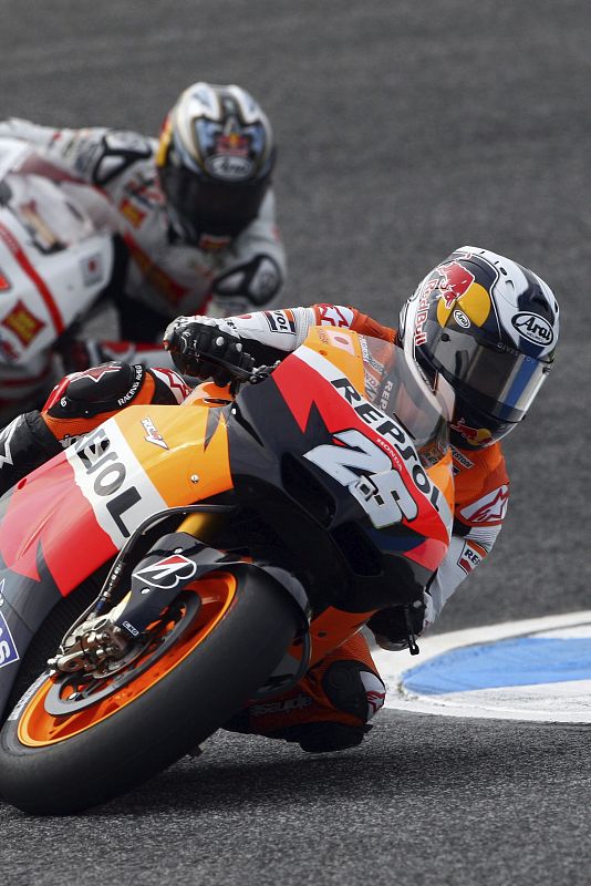 El piloto español Dani Pedrosa de Repsol participa en la sesión de entrenamientos libres de MotoGP en el circuito de Estoril en Portugal.