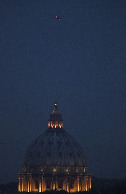 Un helicóptero de la policía italiana sobrevuela la Basílica de San Pedro en Ciudad del Vaticano.