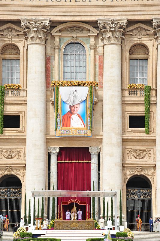 Benedicto XVI proclama beato a Juan Pablo II e inmediatamente se descubre una imagen de Wojtyla en la fachada de la basílica de San Pedro.