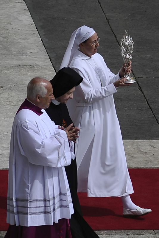 La enfermera de Juan Pablo II y la francesa sor Marie Simon-Pierre, cuyo alzheimer habría curado con un milagro y a través de la oración el papa Wojtyla, llevan al altar una reliquia del ya beato.