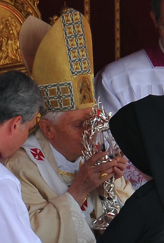 Benedicto XVI besa el relicario que contiene la sangre de Juan Pablo II