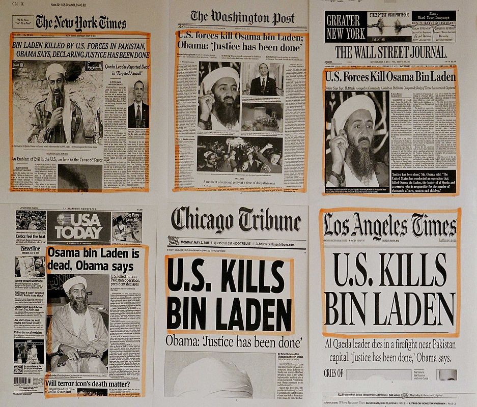 Titulares de los periódicos y recortes de prensa se han colgado en las paredes de una oficina de personal de la Casa Blanca en Washington.