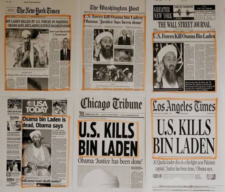 Titulares de los periódicos y recortes de prensa se han colgado en las paredes de una oficina de personal de la Casa Blanca en Washington.