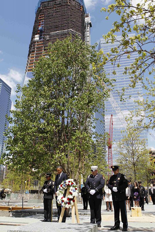 Los asistentes al homenaje guardan un minuto de silencio