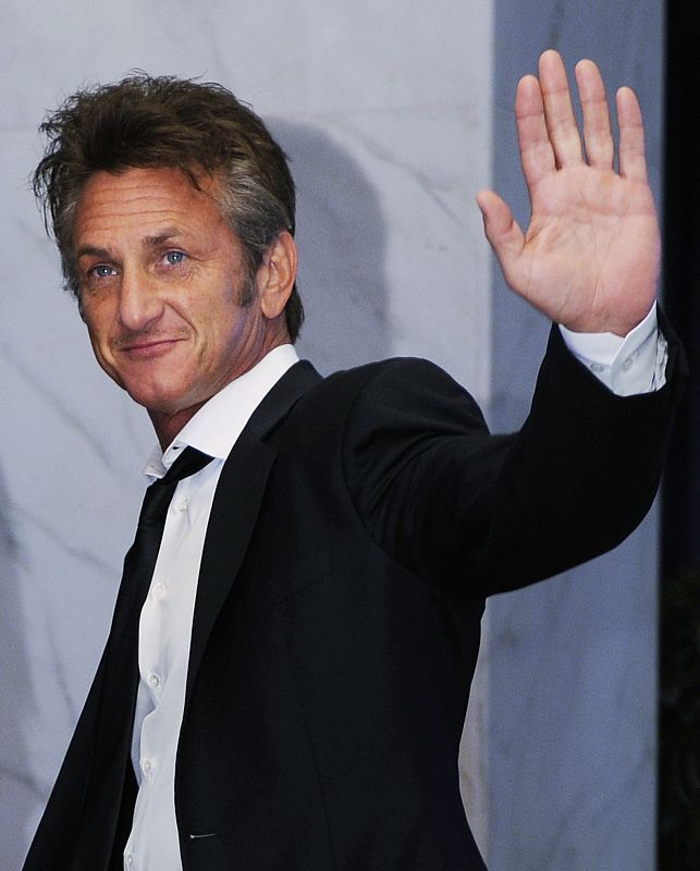 Penn waves as he arrives on the red carpet for the annual White House Correspondents' Association dinner in Washington