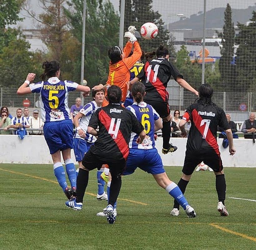 Las jugadoras del Espanyol defienden un córner ante el ataque del Rayo Femenino.