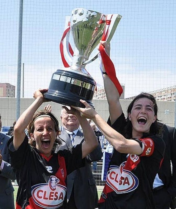 Las jugadoras del Rayo Femenino levantan la copa como campeonas de la Superliga 2010-2011.